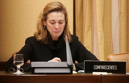 Pilar Manj&oacute;n, representante de la Asociaci&oacute;n de V&iacute;ctimas del 11-M, en su comparecencia en el Congreso en 2004.