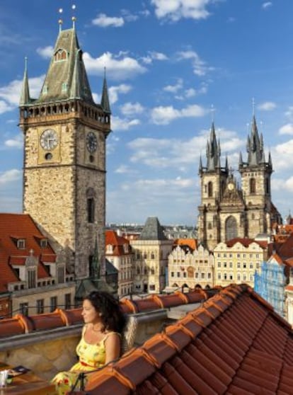 La torre del ayuntamiento de Praga (a la izquierda) y la iglesia de Santa María del Tyn.