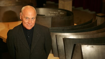 Richard Serra, ante las maquetas de 'La materia del tiempo' para el Museo Guggenheim de Bilbao, en 2005.