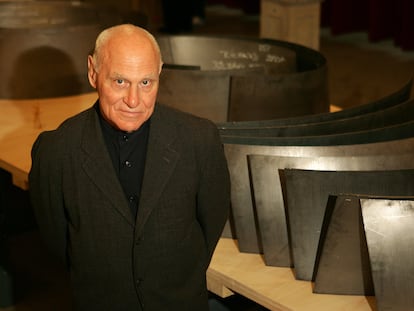 Richard Serra, ante las maquetas de 'La materia del tiempo' para el Museo Guggenheim de Bilbao, en 2005.