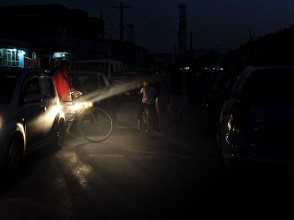 Por las noches las calles de la ciudad ya no están llenas de vida, solo en las zonas de acceso al aeropuerto a donde miles de personas tratan de entrar para poder ser evacuadas. Aun cuando la noche cae, la gente sigue llegando para tratar de salir de Kabul.
