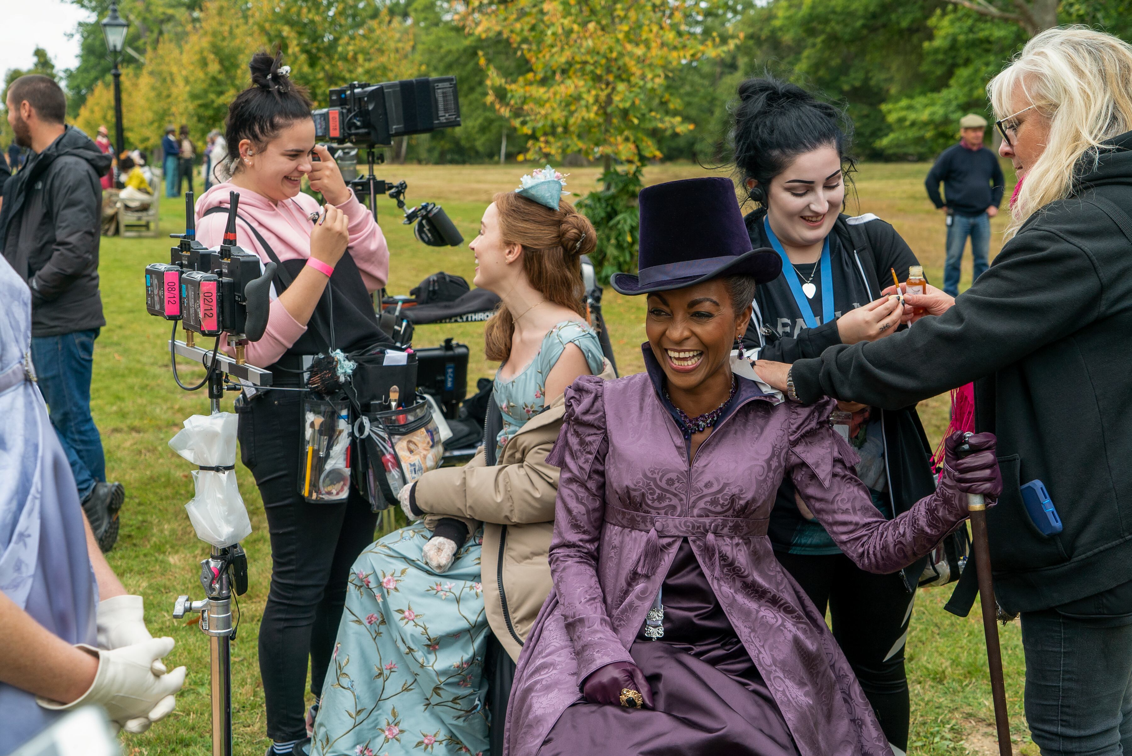 Phoebe Dyvenor y Adjoa Andoh en un momento del rodaje del quinto episodio de la primera temporada de 'Bridgerton'.