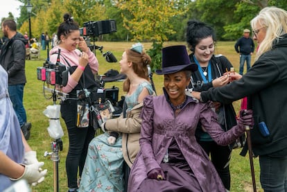 Phoebe Dyvenor y Adjoa Andoh en un momento del rodaje del quinto episodio de la primera temporada de 'Bridgerton'.