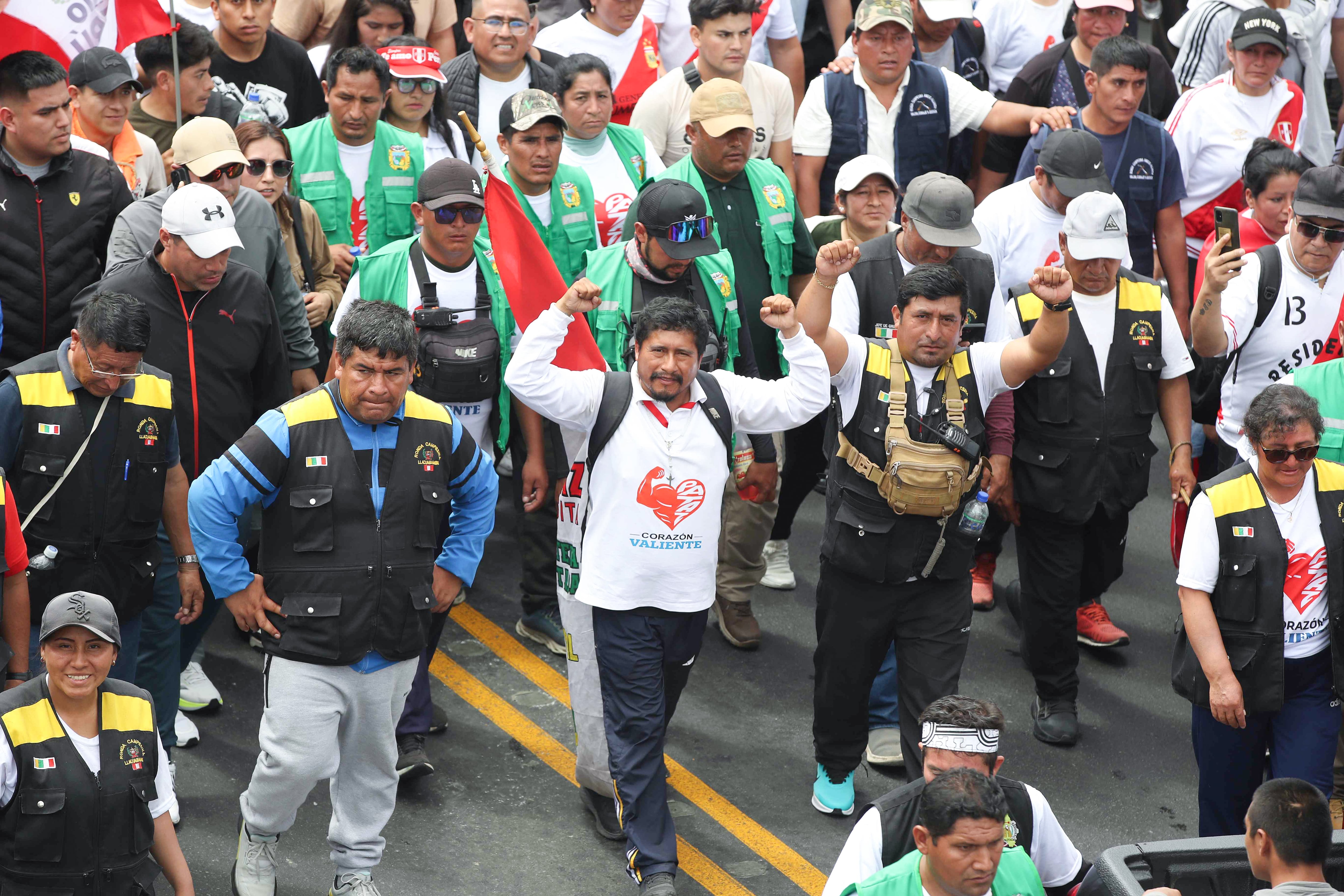 El viaje del alcalde Mariños: de capitalizar el descontento con una marcha de 50 días a reunirse con el presidente interino de Perú