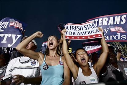 Jóvenes de Florida vitorean al candidato presidencial John Kerry durante un mitin celebrado el lunes en Orlando.