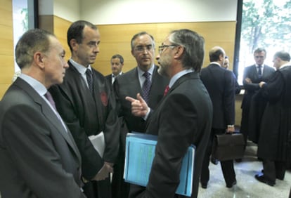 Los abogados de ACS, en primer plano, y, a la derecha al fondo, los de Iberdrola, antes de iniciarse la vista de ayer en Bilbao.