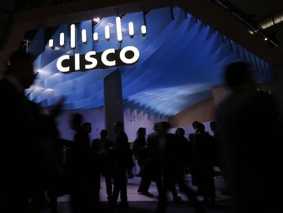 Un grupo de gente en el stand de Cisco en el Mobile World Congress (MWC) de Barcelona, el 26 de febrero de 2018.