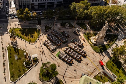 La plaza de España con el mercadillo de la Hispanidad, desde Torre Madrid.