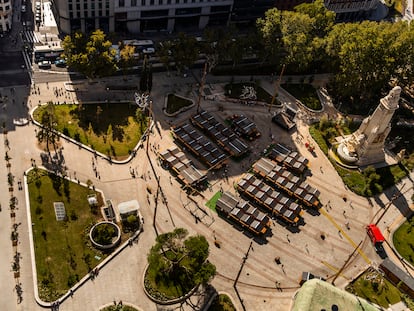 La plaza de España con el mercadillo de la Hispanidad, desde Torre Madrid.