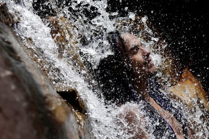 Una persona vista a través de las cataratas de Chapada en el Parque Nacional de Alto Paraíso, el pasado 17 de marzo.