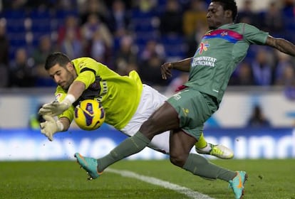 Kiko Casilla, ante Martins, del Levante.