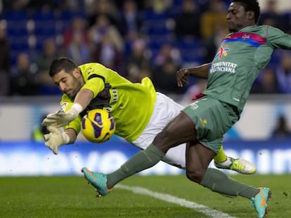 Kiko Casilla, ante Martins, del Levante.