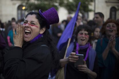 Un grupo de manifestantes gritan consignas durante la manifestación del Día Internacional de la Mujer en Sevilla.