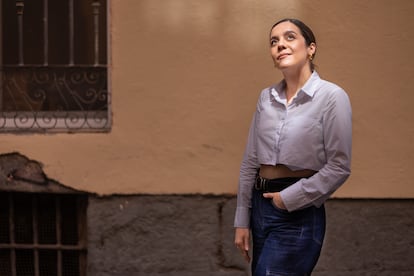 La cantante Valeria Castro, retratada en una calle de Malasaña, Madrid.