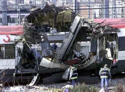 Uno de los trenes destrozados por los atentados del 11-M en Madrid.