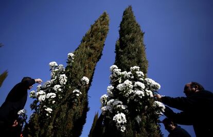 Decenas de víctimas, ciudadanos y representantes políticos homenajean en el Bosque del Recuerdo del parque del Retiro de Madrid a los 191 fallecidos en los atentados del 11M en el décimo aniversario de la masacre.