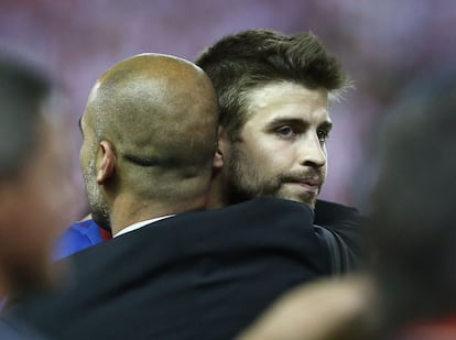 Pepe Guardiola abraza a Gerard Piqué al terminar la final de la Copa del Rey.