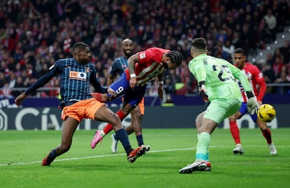 Con este cabezazo Memphis Depay marcó el segundo gol del Atlético ante el Valencia (2-0).