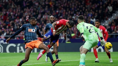 Con este cabezazo Memphis Depay marcó el segundo gol del Atlético ante el Valencia (2-0).