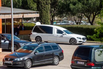 Empleados de la funeraria meten ayer un féretro en un coche en el Tanatorio Sur.