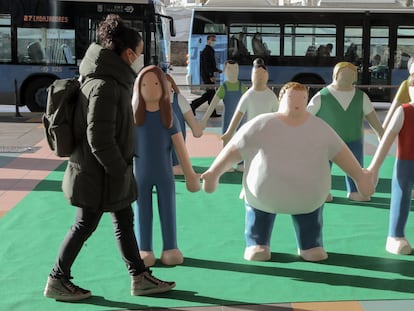 Una mujer observa las estatuas que componen la iniciativa ‘Me planto contra la obesidad infantil’, en Madrid.