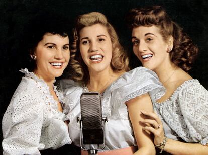 The Andrew Sisters (Maxene Andrews, Patty Andrews, LaVerne Andrews).
Conocidas por éxitos como Boogie Woogie Bugle Boy, las Andrews Sisters fueron uno de los grupos de grabación femeninos más exitosos en la historia del pop. Su carrera también estuvo marcada por una disputa que duró décadas. Las tres hermanas fallecieron en enero de 2013, pero Maxene una vez atribuyó su intenso odio mutuo a demasiados años de trabajar demasiado juntas y que Patty se uniese a otro grupo en 1951 sin decirle nada a sus hermanas.
Pero a pesar de su dulce imagen de trío, Patty creía que a sus fanáticos acérrimos no les importaba en absoluto la pelea, y le dijo al Los Ángeles Times: "Cuando empiezo a cantar las canciones de las Andrews Sisters, les importa un bledo si me hablo con mi hermana o no".