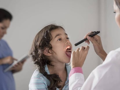 Una niña en consulta.