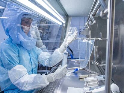 Un laboratori de Marburg experimentant amb la vacuna contra la covid-19.