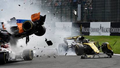 O carro do alemão Nico Hulkenberg (d) danificado pelo choque com Alonso.