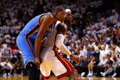 Kevin Durant y LeBron James durante el encuentro.