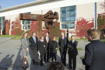 Algunas de las autoridades que han participado en el acto, frente a la escultura 'Berlín'