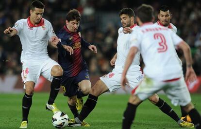 Messi, entre cuatro futbolistas del Sevilla.