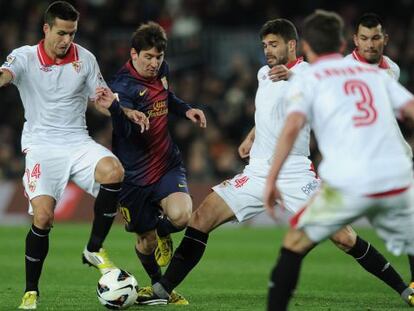 Messi, entre cuatro futbolistas del Sevilla.