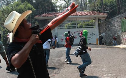 Protesta en la sede del Gobierno de Guerrero el 1 de mayo.
