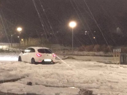 Un cotxe circula entre la pedra caiguda a Mataró.