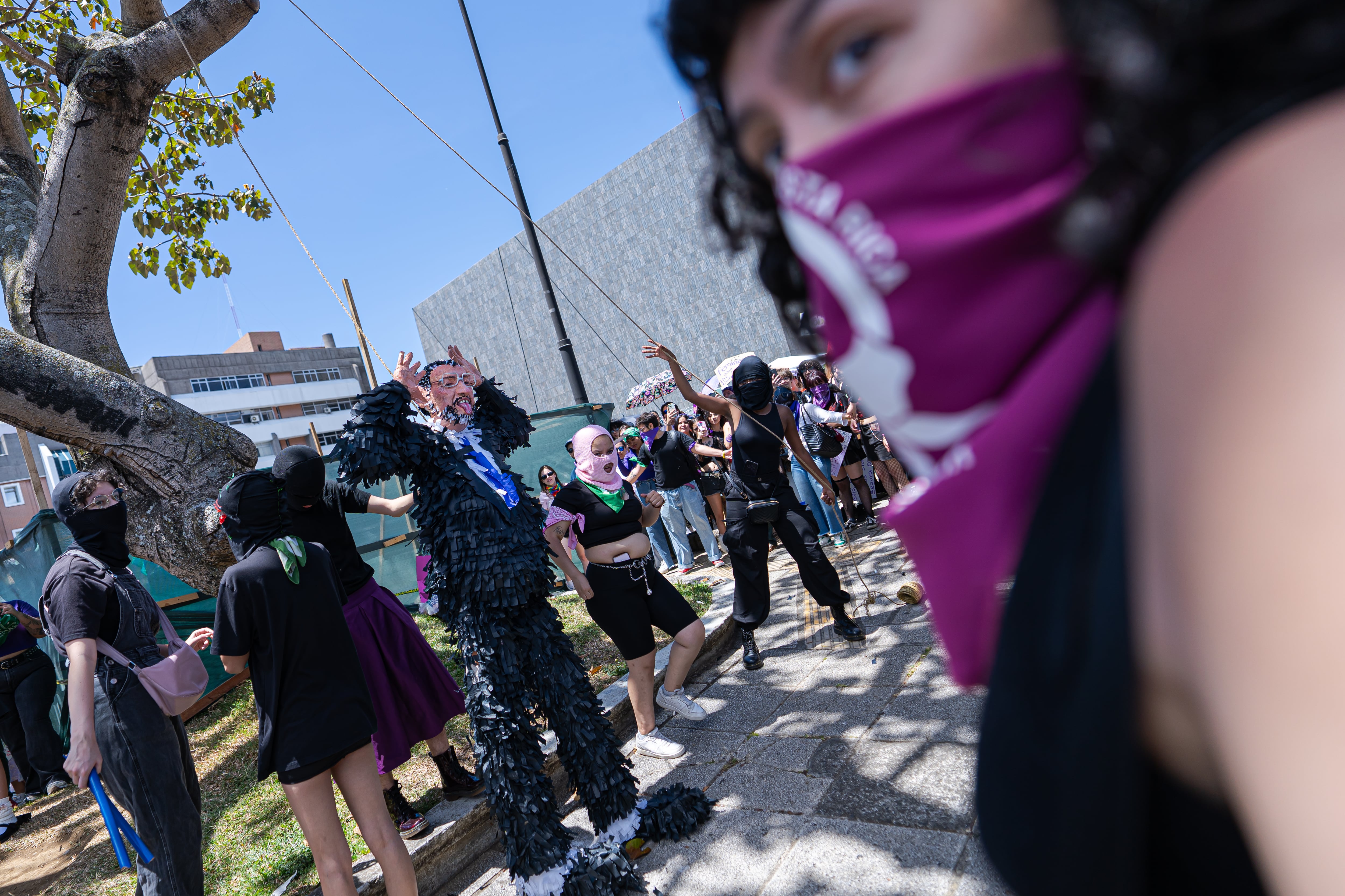 Piñata con el rostro de Rodrigo Chaves durante la marcha del 8 de marzo.