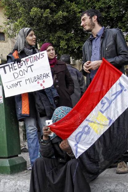 Jóvenes manifestantes anti-Mubarak, ayer en El Cairo.