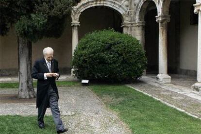 Sergio Pitol mira la medalla acreditativa del Premio Cervantes, ayer en la Universidad de Alcalá de Henares.