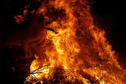 Unas veinte hogueras se encienden en las calles del pueblo y más de cien caballos saltan por encima para que el humo les purifique librándoles de enfermedades.