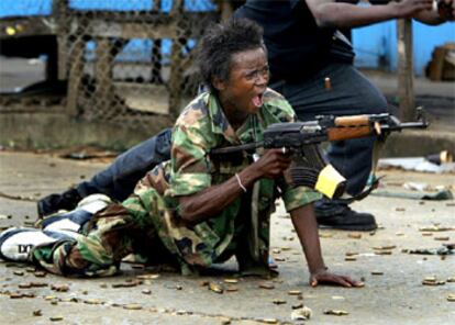 Un soldado del Gobierno liberiano, al parecer un menor de edad, defiende un puente de la capital el pasado 30 de julio. Los combates continuaban ayer en Monrovia pese a las repetidas peticiones de alto el fuego.