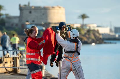 Desembarco de 48 personas, entre ellas ocho mujeres y cuatro menores, en el puerto de Lanzarote, el pasado 19 de diciembre.