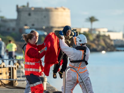 Desembarco de 48 personas, entre ellas ocho mujeres y cuatro menores, en el puerto de Lanzarote, el pasado 19 de diciembre.