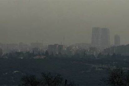 La gran nube de contaminación que ayer cubrió Madrid, vista desde la Autovía A-6 a las once de la mañana.
