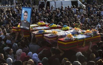 The funeral of five members of the Syrian Democratic Forces, Kurdish-Arabic militias, which took place on October 14 in Qamishli.