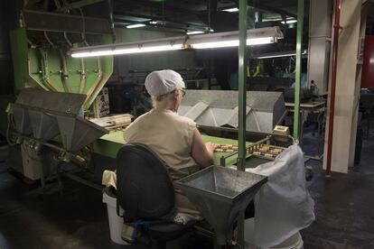 Controladoras de calidad en la fábrica Trefinos, en Palafrugell.