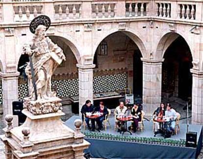 Los participantes en la sesión <i>Poetes joves,</i> el lunes en el claustro de la Casa de Convalescència.