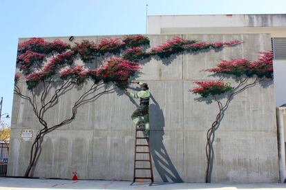 En Estepona, más de 30 murales decoran fachadas de edificios emblemáticos.