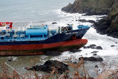 El 'Blue Star' tiene bandera de Malta, fue construido en 2011, provenía de Bilbao y tenía previsto recoger 6.000 toneladas de productos químicos en el puerto de A Coruña.