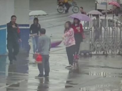 El suceso ocurrió en China donde el ladrón huyó hasta entrar en una jefatura policial sin darse cuenta