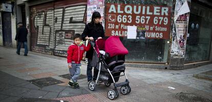 Una familia china pasea por el distrito de Tetuán, en Madrid, en 2014.